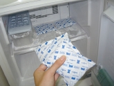 冷凍庫から専用保冷剤を取り出します