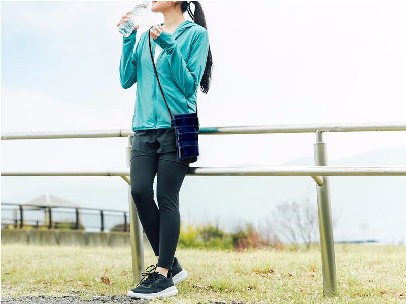 手造りショルダースリムポーチ 使用イメージ